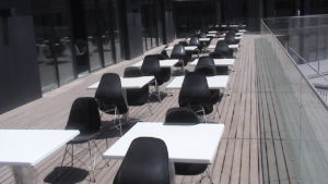 Kare Beyaz Masa Siyah Metal Ayakli Sandalye