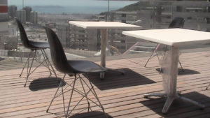 Siyah Plastik Sandalye Beyaz Kare Masa