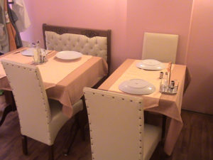 Beyaz Sandalye Kare Cafe Masasi